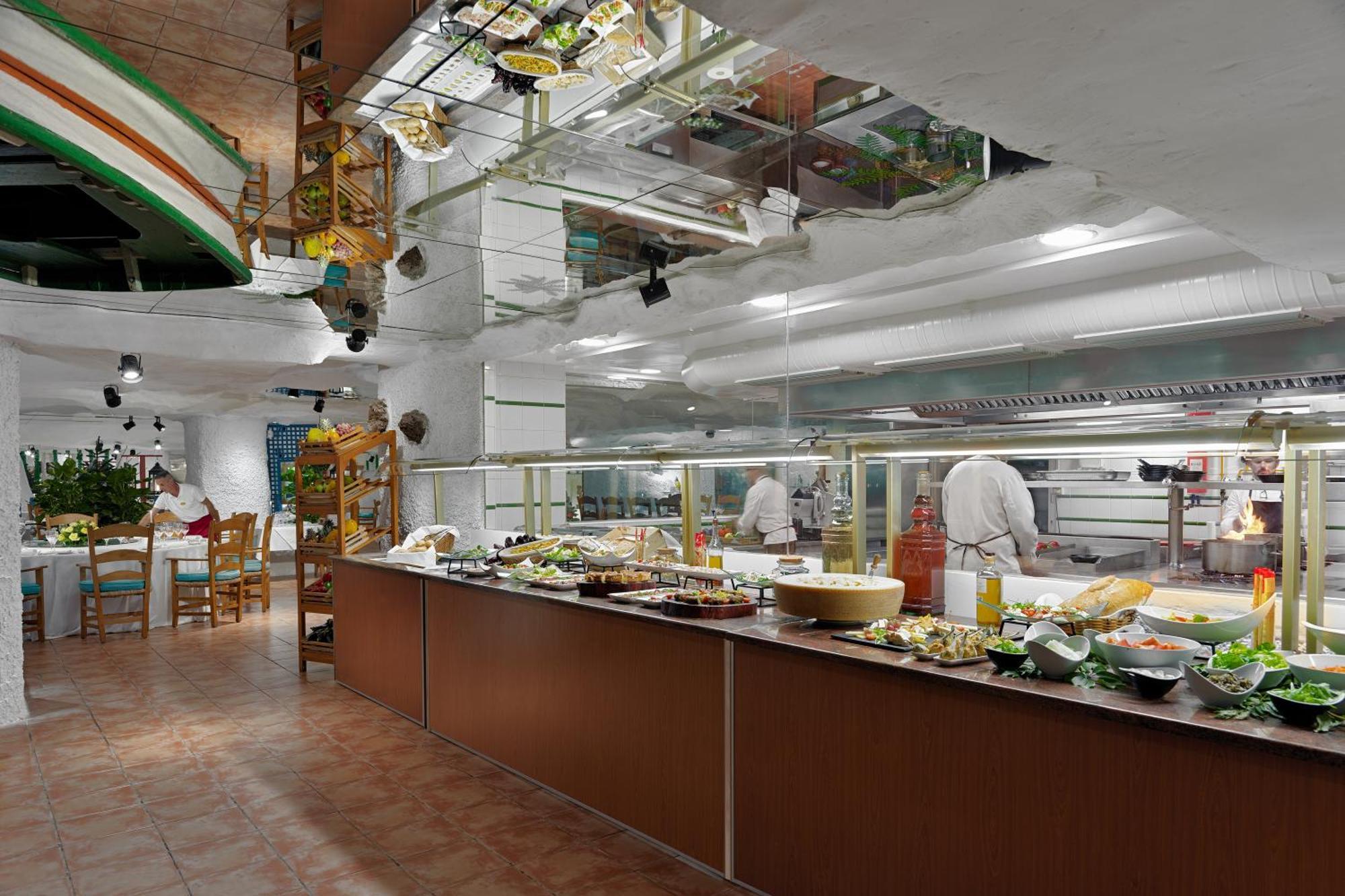 فندق بوتانيكو وأورينتال سبا غاردن بويرتو ذي لا كروز المظهر الخارجي الصورة A buffet at a restaurant